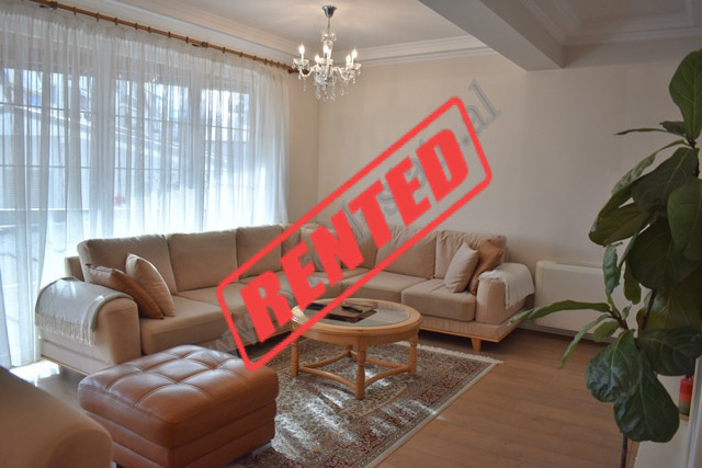 Apartament 2+1 me qira ne rrugen Don Bosko prane Kompleksit Vizion Plus ne Tirane.
Pozicionohet ne 
